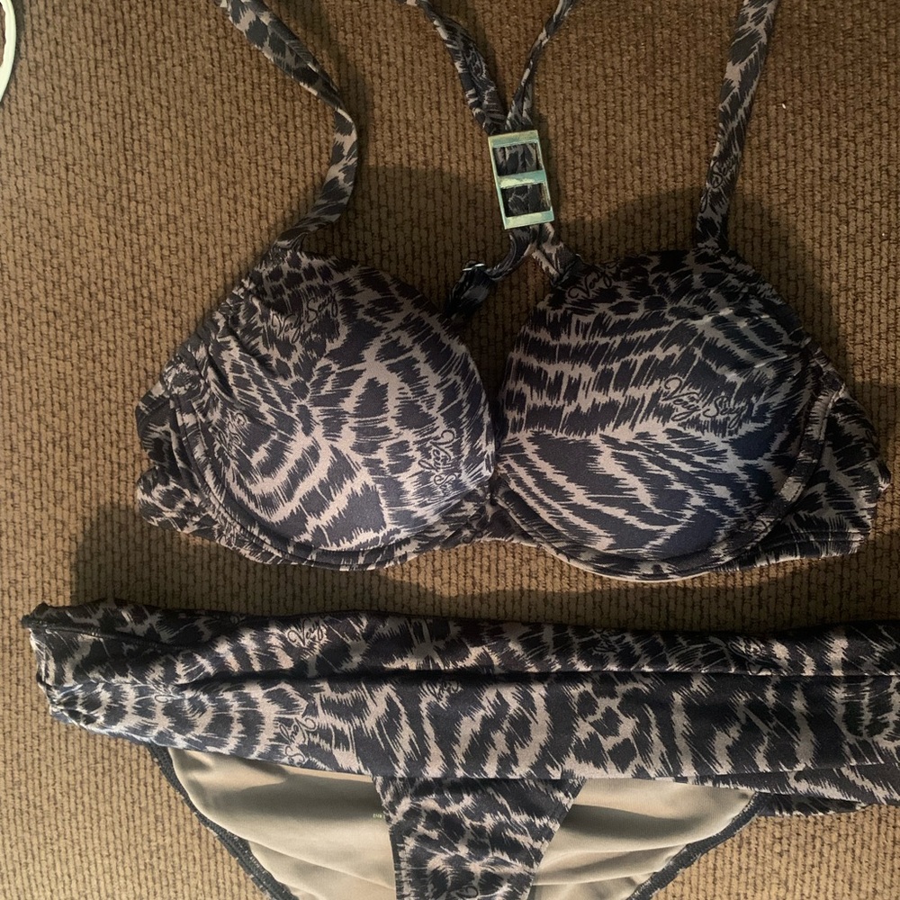 Victoria’s Secret bombshell bikini